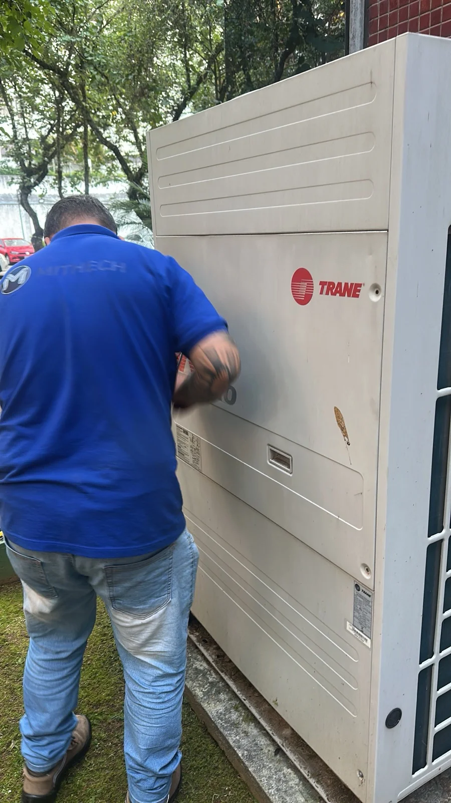 Técnico da Mithech em inspeção de sistema VRF