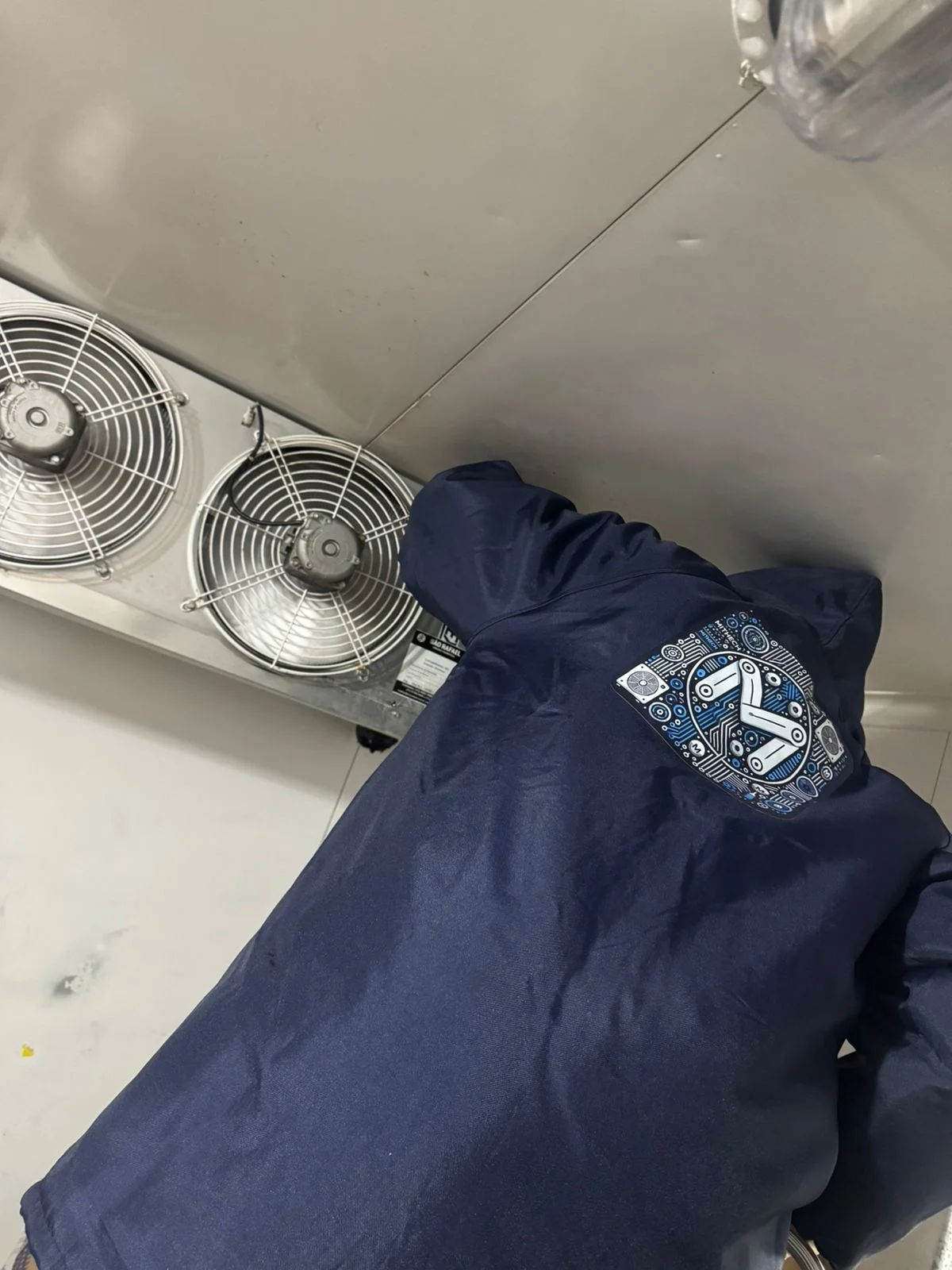 Técnico da Mithech em intervenção de câmara fria com equipamento de proteção térmica