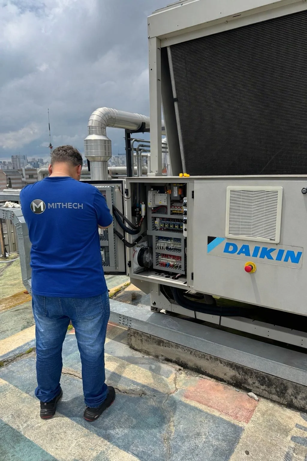 Técnico da Mithech em manutenção de chiller