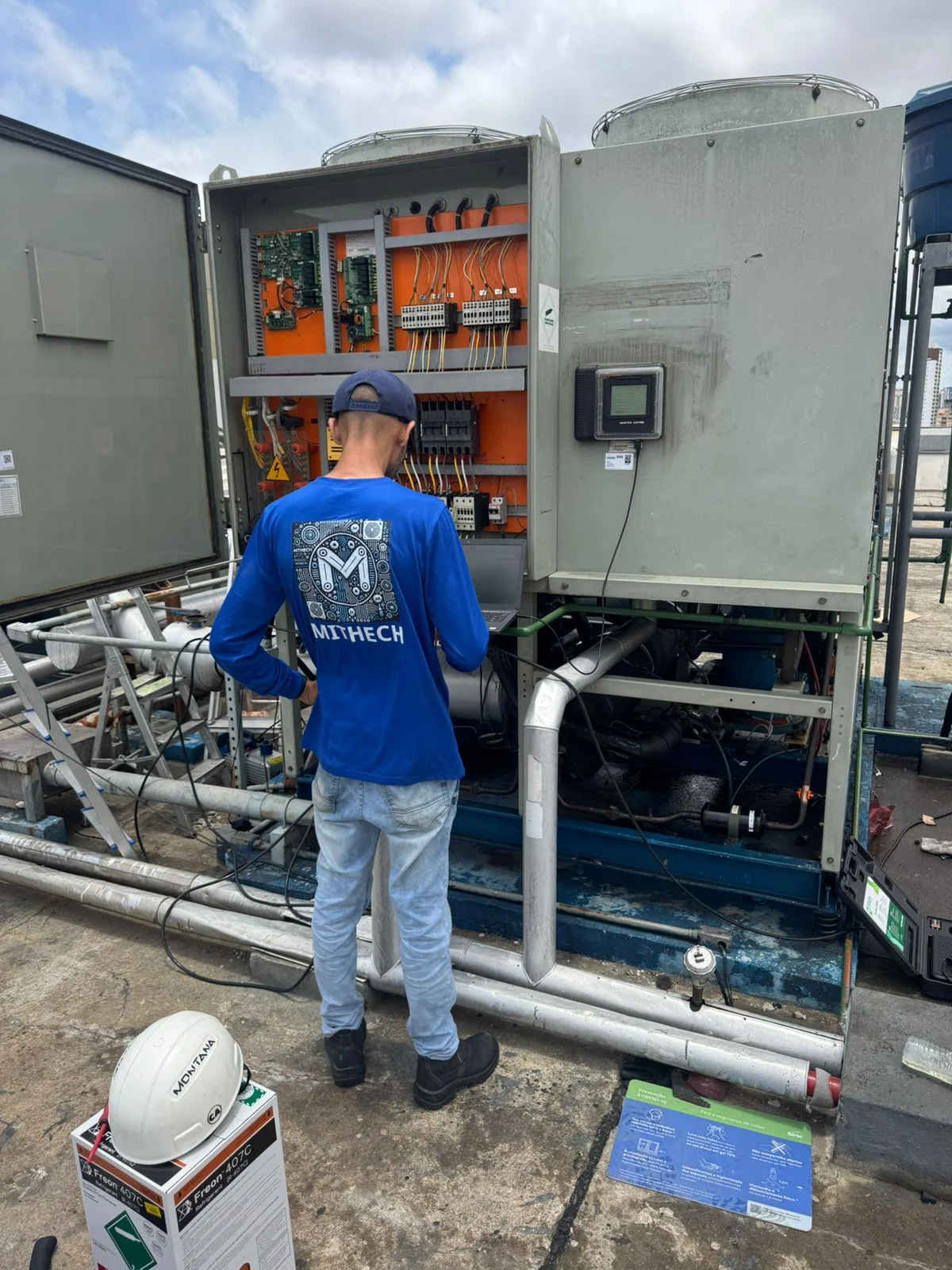 Técnico da Mithech atuando em chiller do cliente Sesc em São Paulo