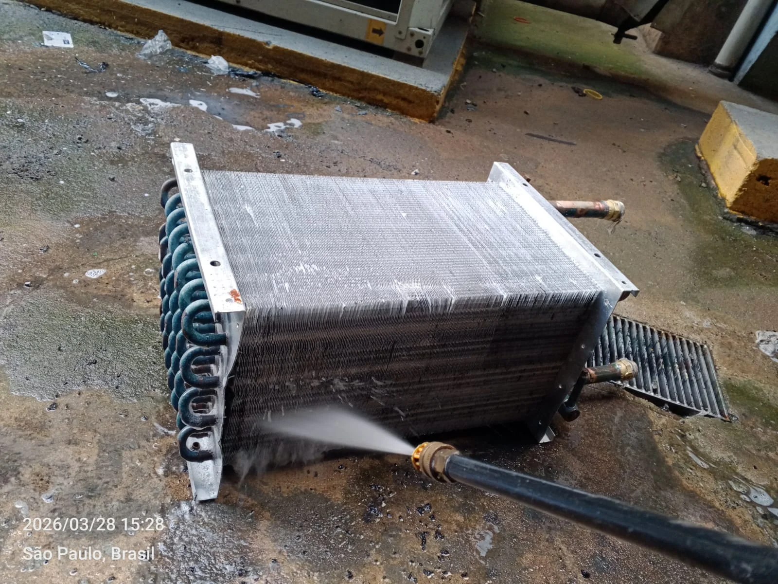 Lavagem do trocador de fan coil durante manutenção anual da Mithech