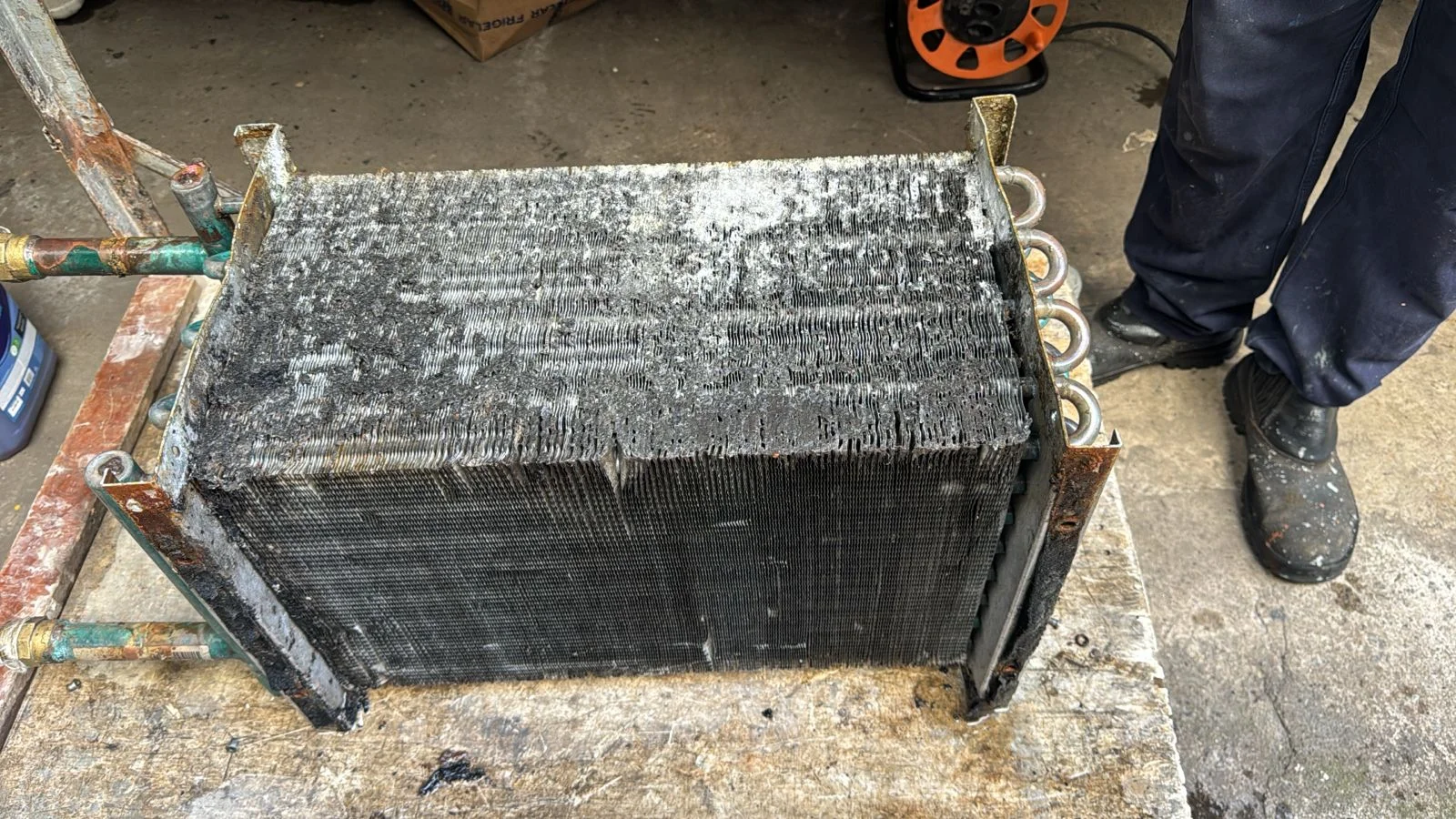 Trocador de fan coil com alto nível de sujeira antes da limpeza química